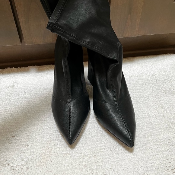 Black pointed boots. - Picture 2 of 7